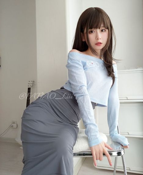 不扣纽扣女孩