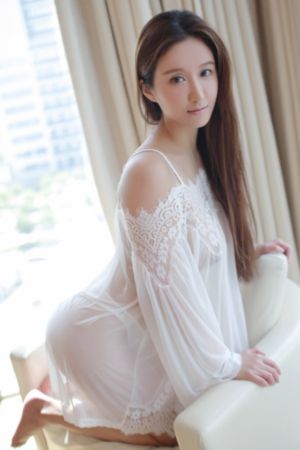 年轻女秘书